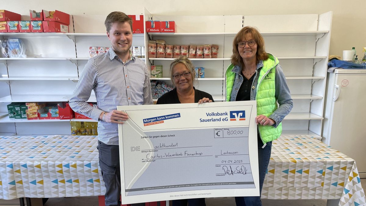 Cordula Helmig und Anja Schmidt nahmen den Spendenscheck von Peter Selter (von rechts) entgegen. von privat