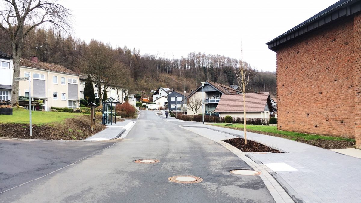 Die erneuerte Franz-Hitze-Straße in Sondern. von Kreisstadt Olpe