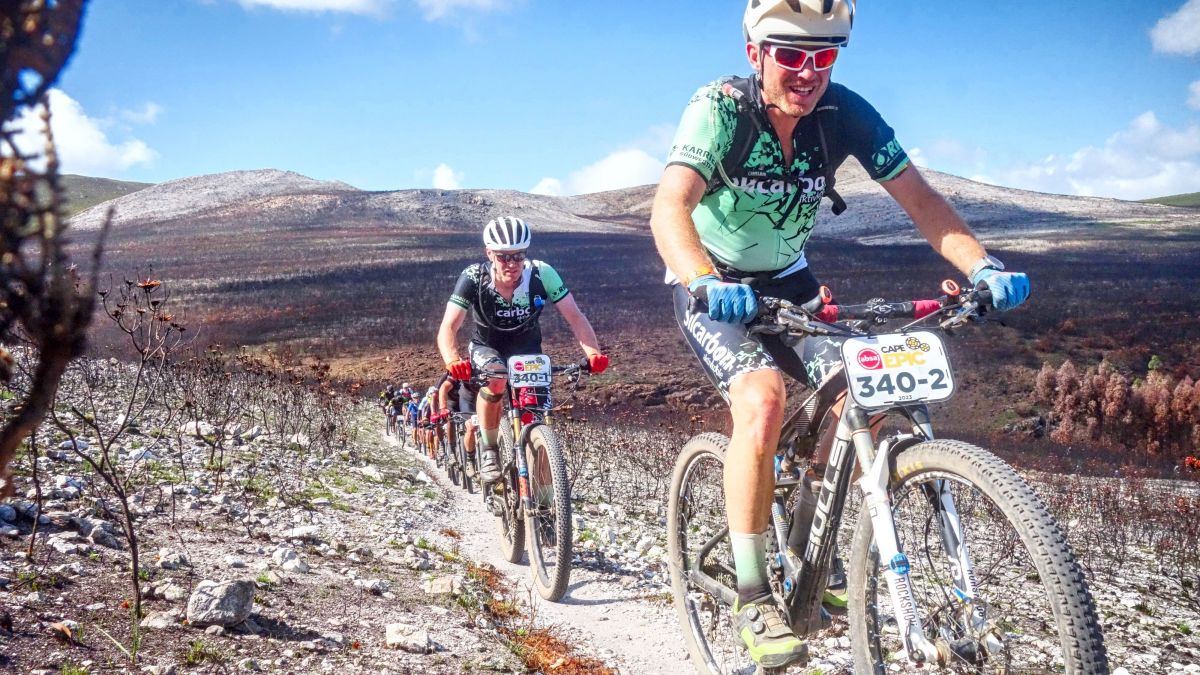 Benedikt Smit (Startnummer 340-1) und sein Kumpel Dominik Behle (340-2) haben im März zum dritten Mal am Cape Epic in Südafrika teilgenommen. Es gilt als das härteste Mountainbike-Rennen der Welt. von sportograf