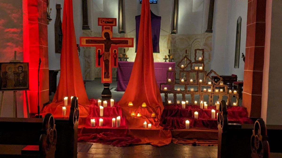 Im Mittelpunkt stand der schön illuminierte Altar. von privat