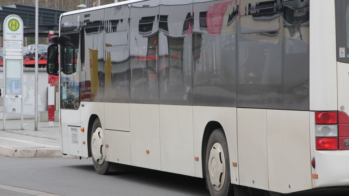 Bus, Busfahrt, Haltestelle, ÖPNV, Krieg von Hannah Fiefhaus