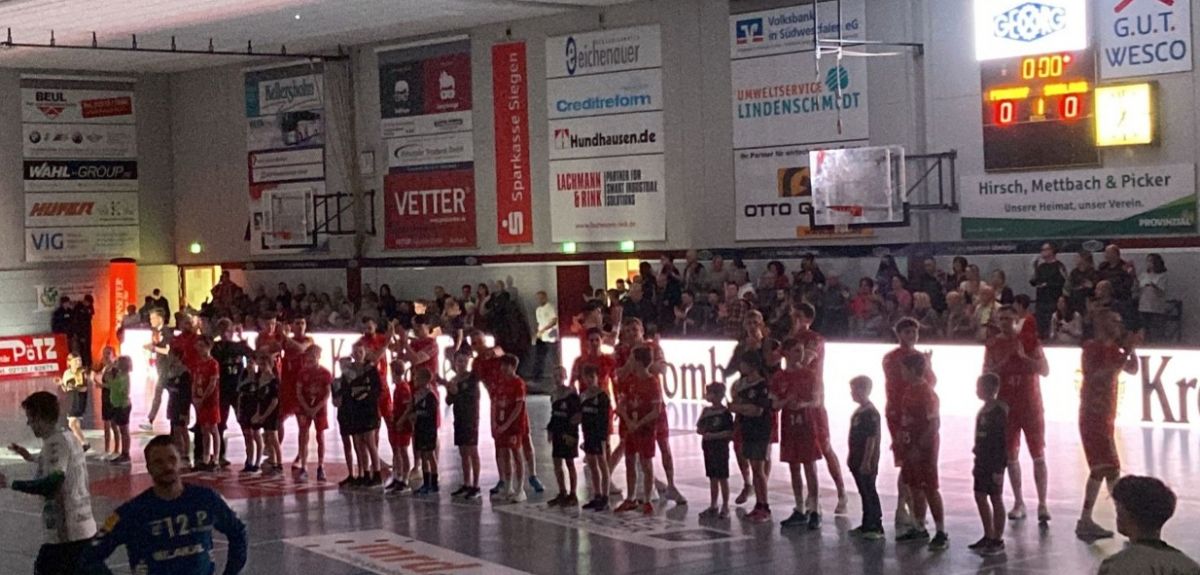 Das war ein Erlebnis: Die Jüngsten der HSG durften als Einlaufkinder mit in die Halle laufen. von privat