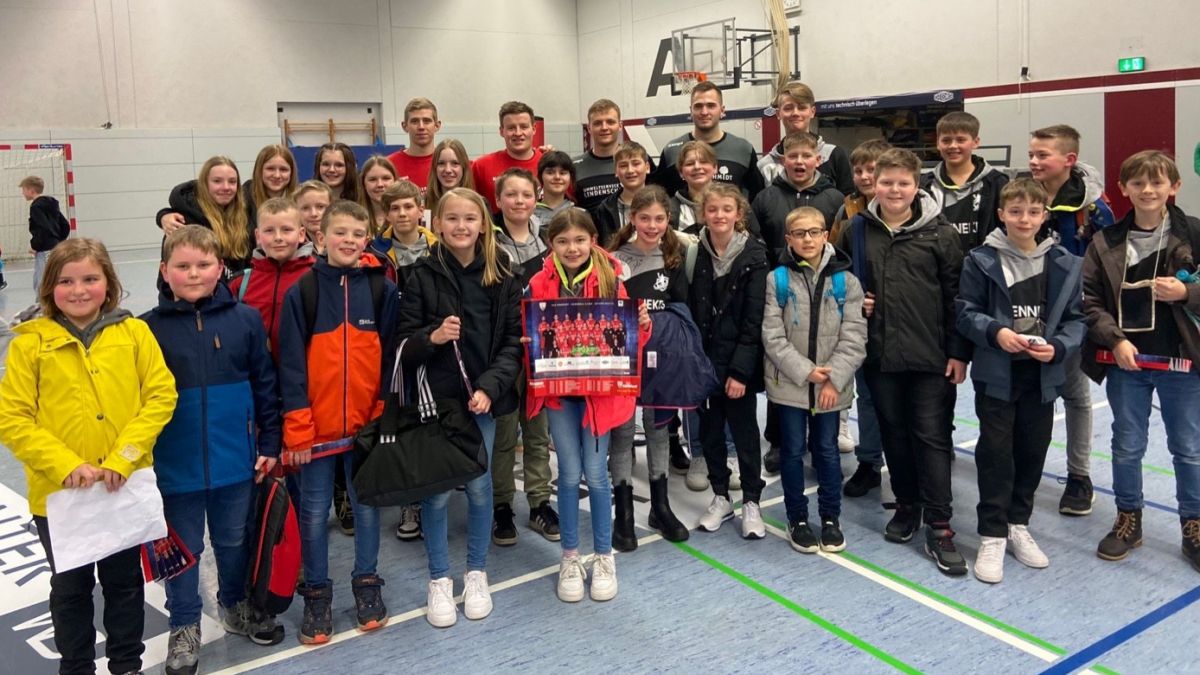 Das war ein besonderes Erlebnis: Die HSG-Jugend war jetzt zu Besuch beim Heimspielt des TuS Ferndorf. von privat