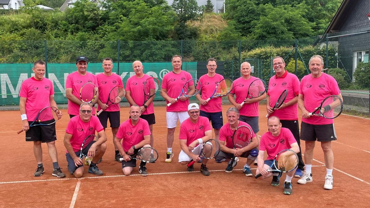 Der Kreissportbund Olpe veranstaltet wieder einen Fotowettbewerb zur Aktion „Pink gegen Rassismus“. Hier ein Archivfoto der Herren 50 aus Kirchhundem mit Gästen des TC Sundern-Allendorf. von privat