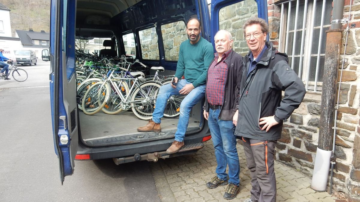 Die EiL-Fahrradwerkstatt hat einen Transporter voller Fahrräder an die Syrien-Hilfe gespendet: Ebrahim Hanoof, Helmut Meier und Andreas Schulte (v.l.). von privat