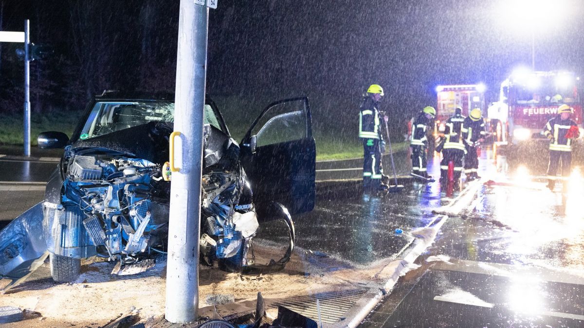 Im strömenden Regen sicherten die Einsatzkräfte die Unfallstelle. Die Straße war über einen längeren Zeitraum gesperrt. von Kai Osthoff