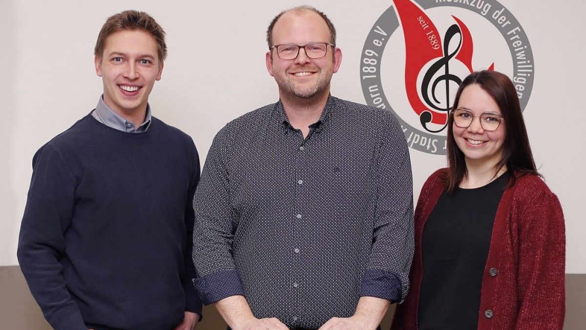 Vorsitzender Philipp Luke (l.) und seine Stellvertreterin Lisa Steinberg (r.) mit dem neuen musikalischen Leiter Markus Brüggemann. von privat