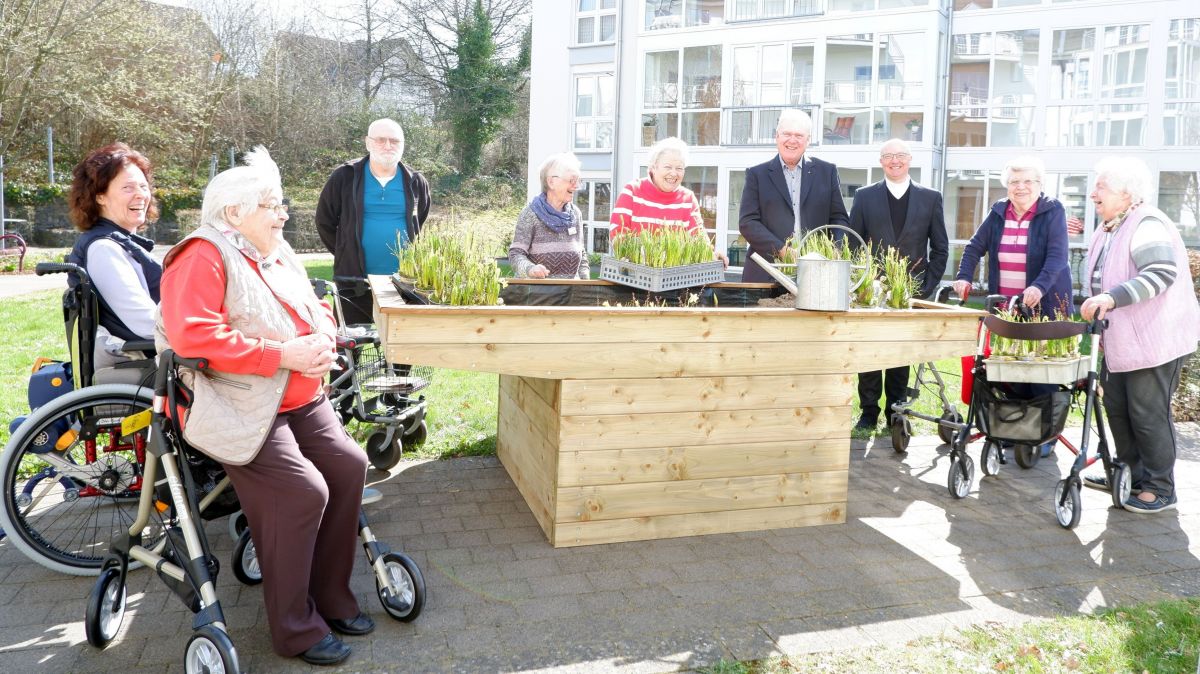 Die Grüne-Daumen-Gruppe freut sich schon darauf, am Rollstuhl-Hochbeet mit der Erde zu arbeiten. von privat