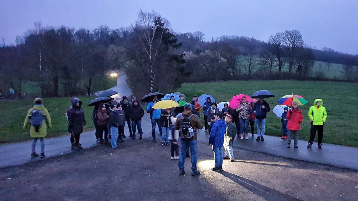 Trotz des eher mäßigen Wetters nahmen rund 40 Teilnehmer an der ersten Vollmond-Wanderung des SGV Attendorn teil. von Jonas Johannes