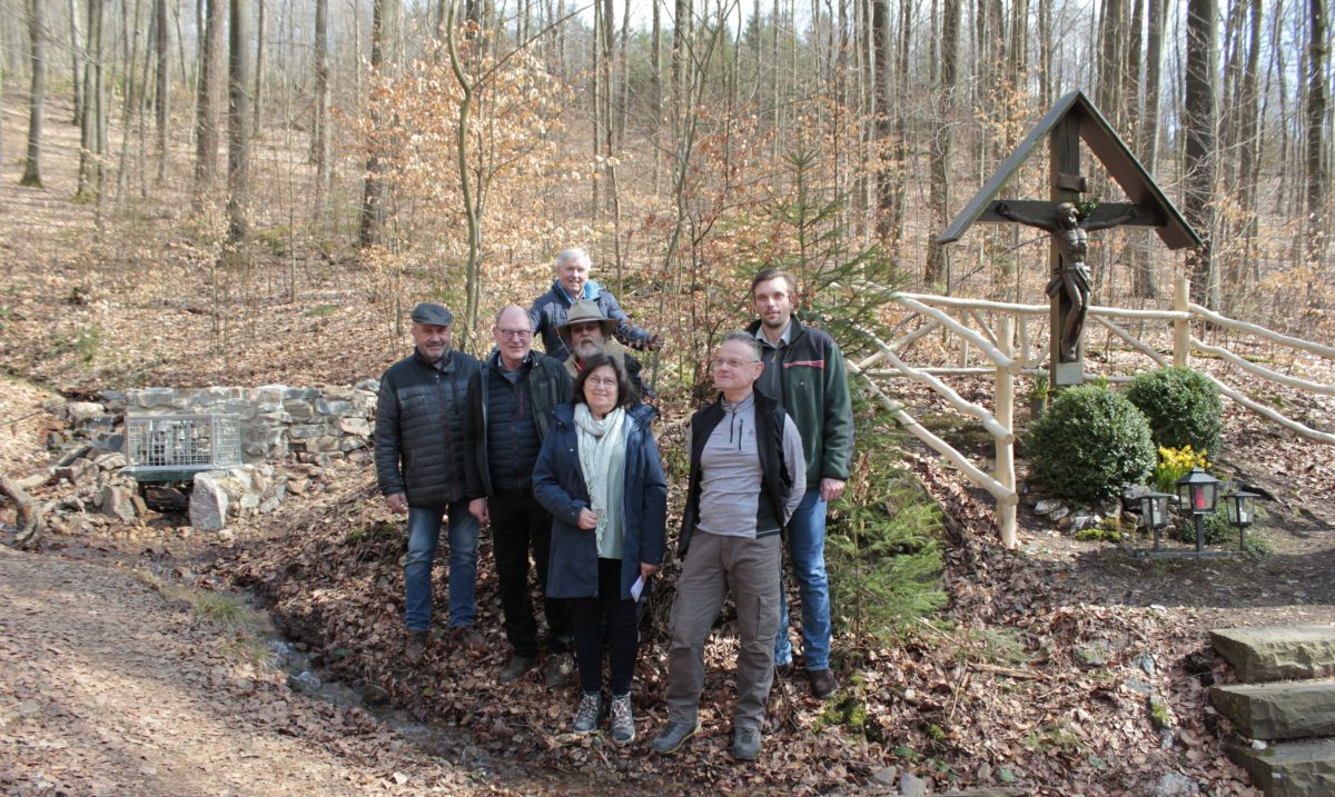 Freuen sich über die runderneuerte Gedenkstätte (von rechts): Förster Marlon Ohms, Heinz Köster, Martina Koch, Johannes Ohm und Alfred Koch. Mit dabei auch die Wanderer Gerhard Nebeling (links) und Peter Maiworm (hinten). von Wolfgang Schneider