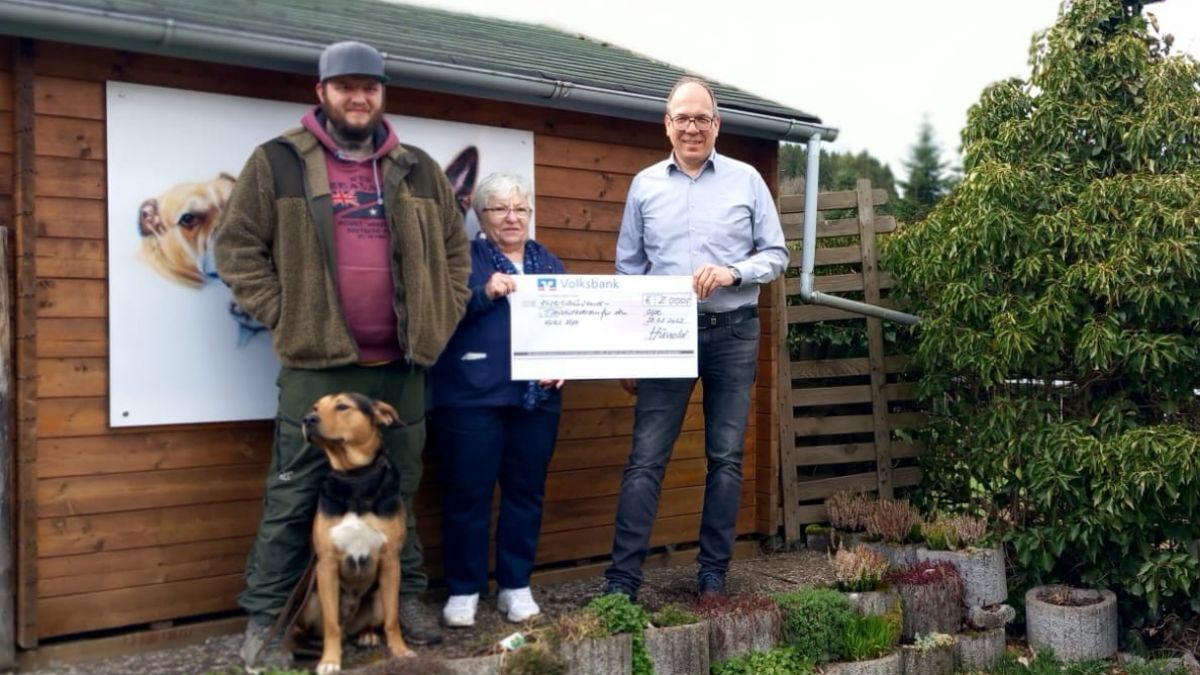 Christian Hunold (r.) überreichte den Spendenscheck an Roswitha Blum (Kassenwart) und Marcel Lohmann vom Tierheim Olpe. von privat