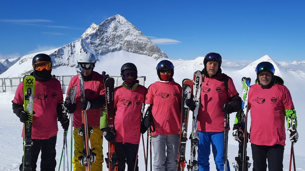 Pink gegen Rassismus: Die Olper Sportler setzten sich auch beim Skifahren im Zillertal - hier ein Foto vor dem „Olperer“ - dafür ein. Und ernteten viel Zuspruch. von privat