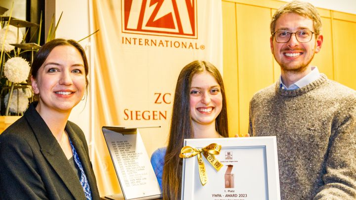 Laudatorin und SV-Lehrerin Lisa Braune (l.) und SV-Lehrer Peter Peil (r.) mit der Preisträgerin...