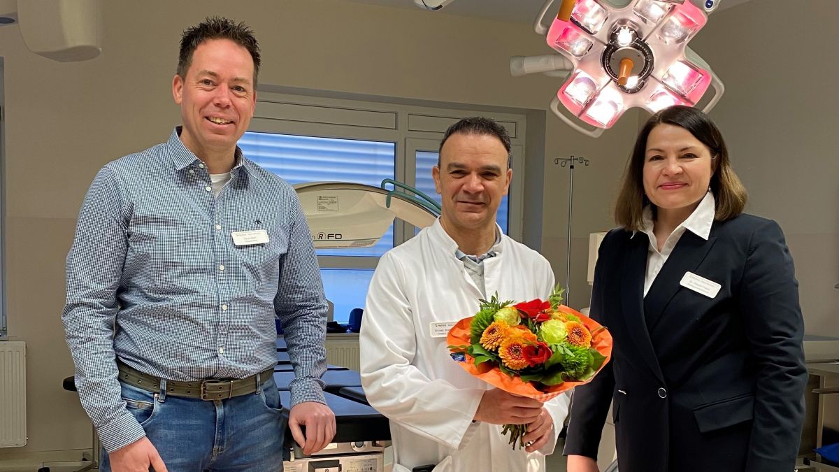 v. l.: Pflegedirektor René Stahl, Chefarzt Dr. med. Andraos und Klinikgeschäftsführerin Dr. Oksana Prajzel. von privat