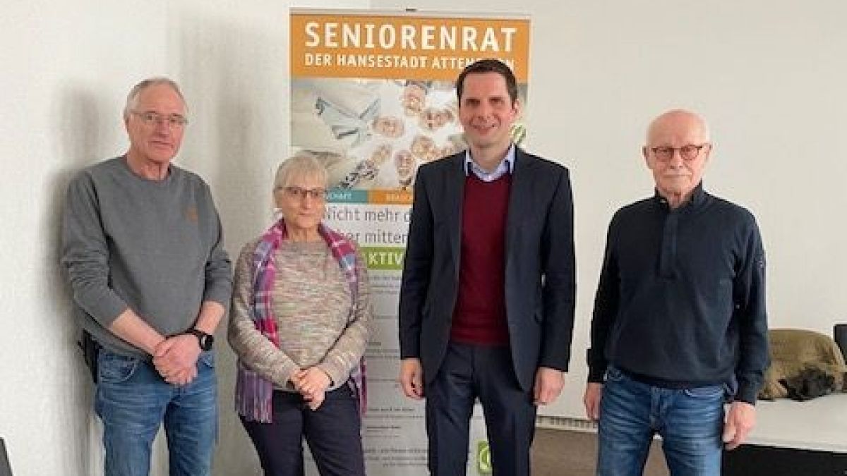 V.r.: Walter Müller, Bürgermeister Christian Pospischil, Brigitte Jäkel und Winfried Maag diskutierten mit weiteren Mitgliedern des Seniorenrats über Klima und Nachhaltigkeit. von privat