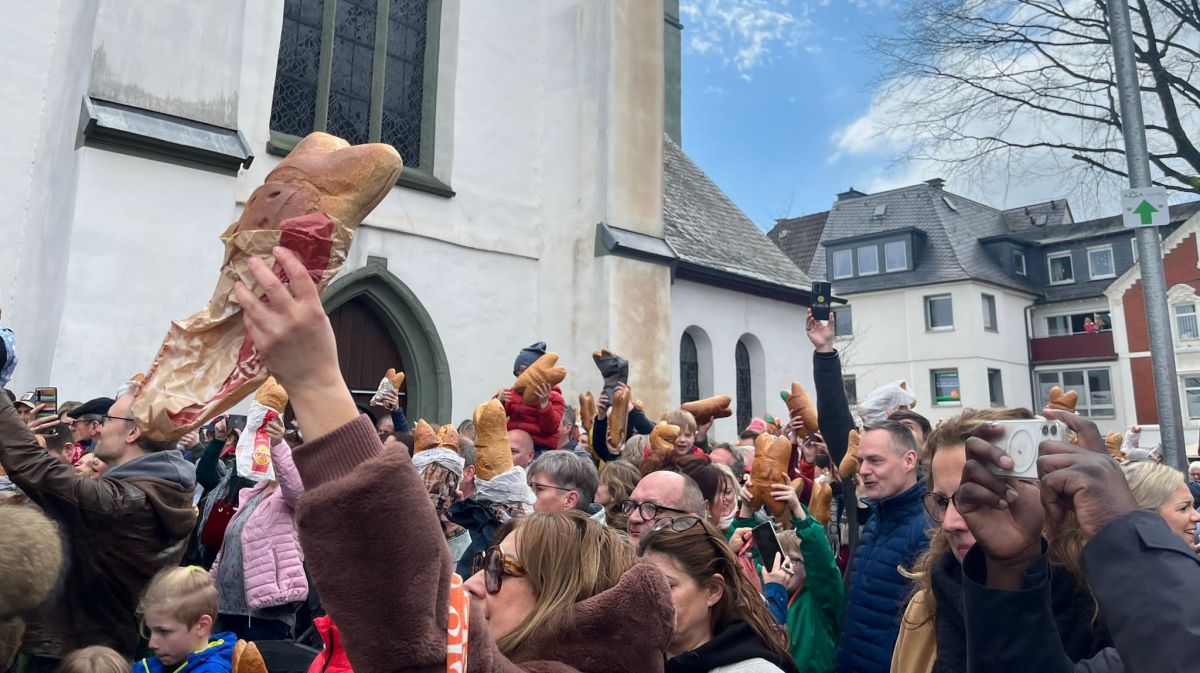 Die Semmeln wurden in die Höhe gehalten, als sie von Dechant Andreas Neuser gesegnet wurden. von Jonas Johannes