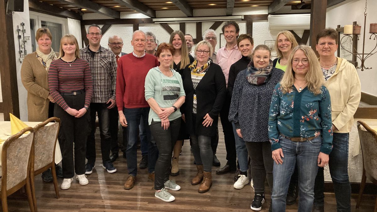 Die geehrten Blutspender stellen sich zum Gruppenfoto auf. von privat