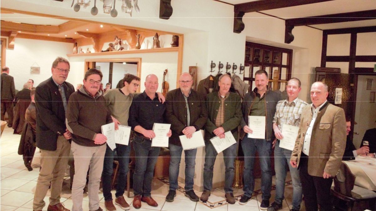 Hegeringvorsitzender Michael Stahl (rechts) und der Vorsitzende der Kreisjägerschaft Olpe, Karl-Josef Fischer (links) mit den geehrten Mitgliedern. von privat