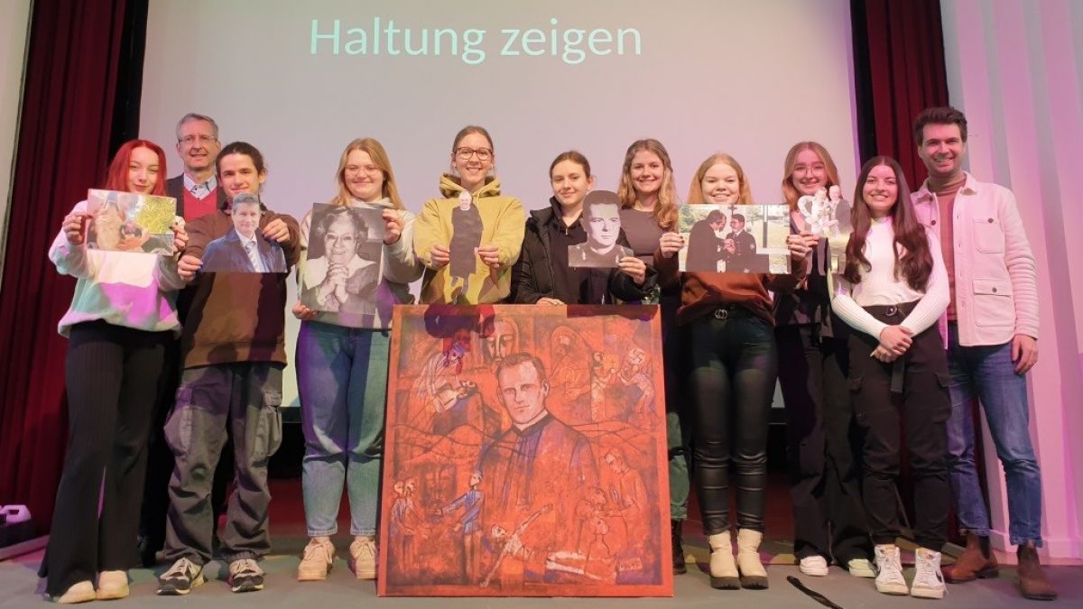 Mitwirkende bei der Ausstellungseröffnung präsentieren ihre persönlichen Vorbilder und ein Porträt von Pater Richard Henkes. von privat