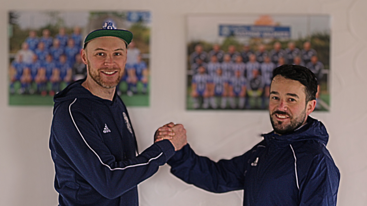 Der 2. Vorsitzende Patrick Schade (l.) und der zukünftige Trainer Pascal Elvira. von privat