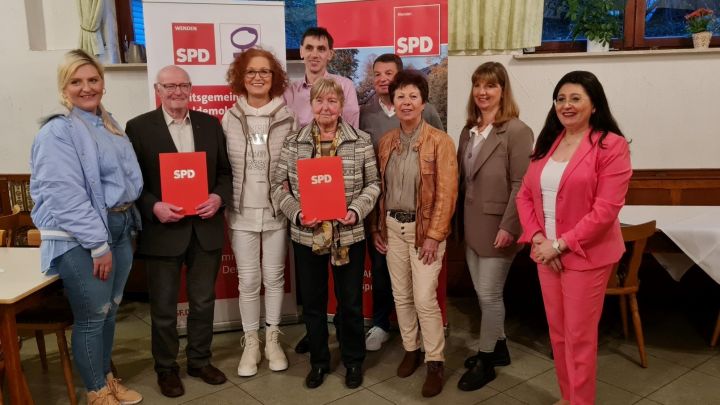 SPD-MdB Nezahat Baradari (r.), SPD-MdL Christin-Marie Stamm, der Vorstand der SPD Wenden und...