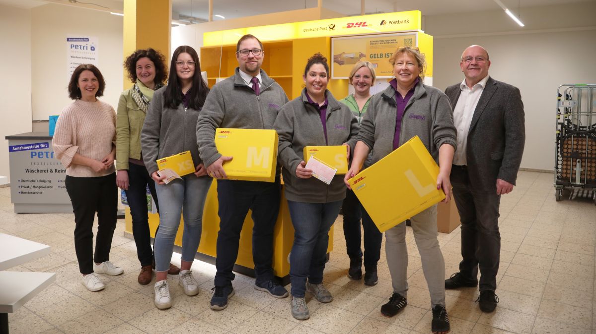 Von links: Tatjana Vente (Ortsvorsteherin) und Verena Gräbener (Vertreterin des Bürgermeisters) freuten sich mit dem Team (Pauline Jung, Marc Funk, Rebecca Hackert, Juliane Venhaus und Susanne Lazzaro) und Holger Ochsenfeld über die Eröffnung. von Tine Schmidt