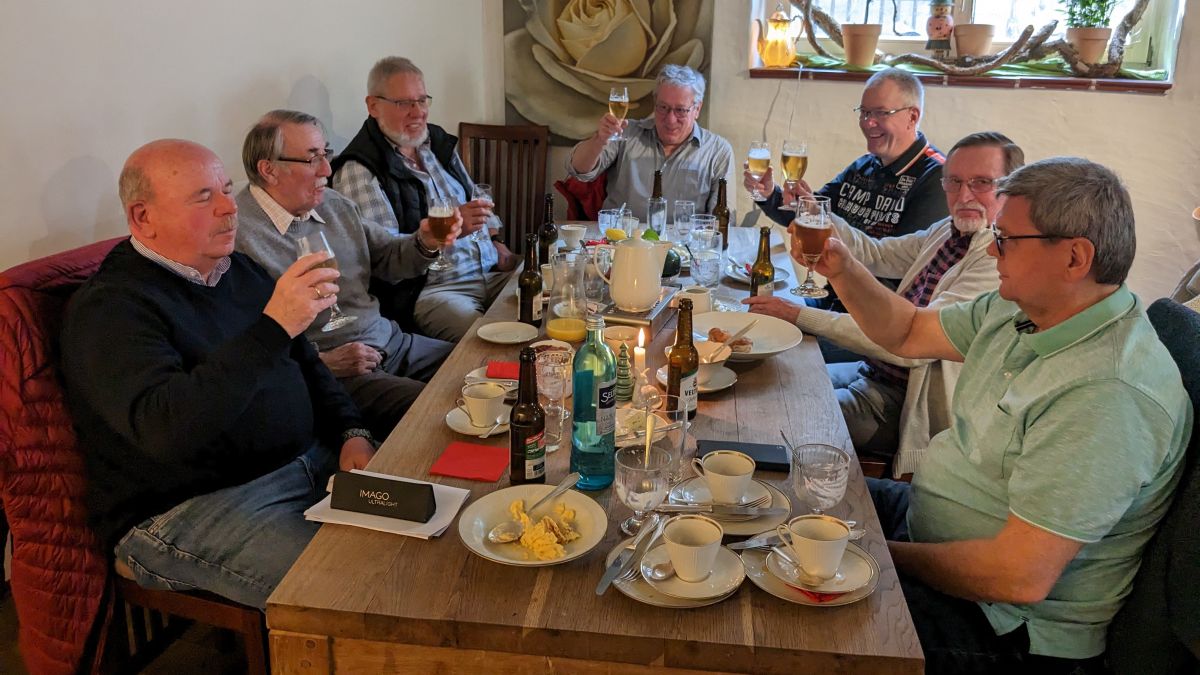 Beim Jubiläumsfrühstück in Waukemicke (von links): Hans-Peter Bröcher, Hugo Bieker, Franz-Josef Langemann, Christoph Stuff, Martin Kleine, Peter Frerichmann und Peter Gomolla. von privat