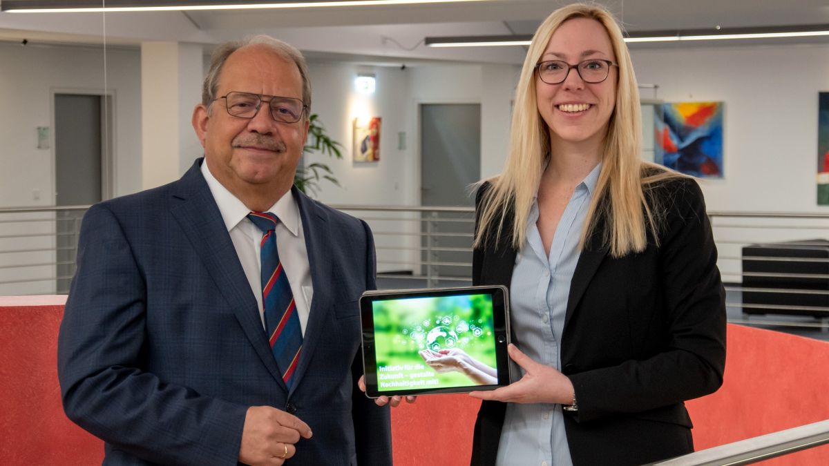 Dieter Kohlmeier, Vorstandsvorsitzender der Sparkasse Olpe-Drolshagen-Wenden und Nina Graeve, Ansprechpartnerin für die Vereine in der Marketingabteilung. von Sparkasse