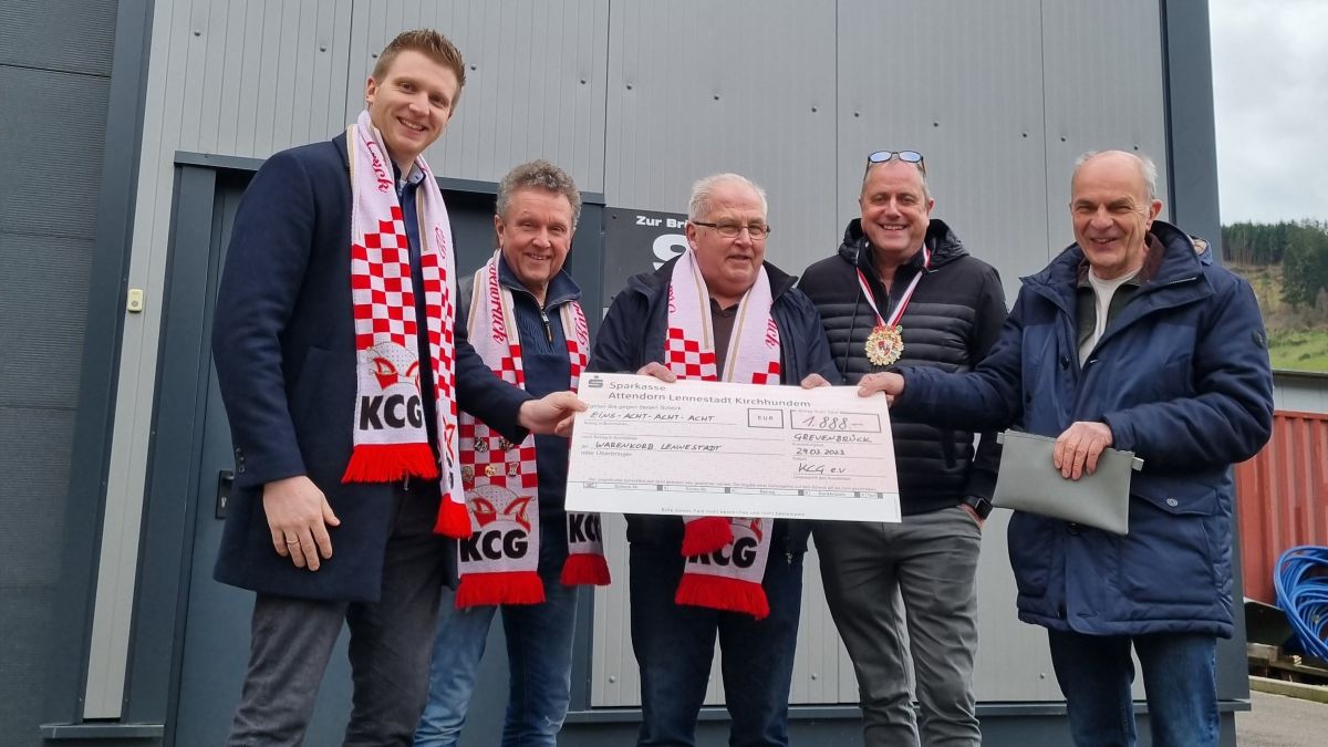 Von links: Präsident Tobias Brill, Bauer Günni (Günther Picker), Prinz Georg (Asseburg), Jungfrau Diana (Dieter Assmann), Jochen Dolle vom Warenkorb Lennestadt. von privat