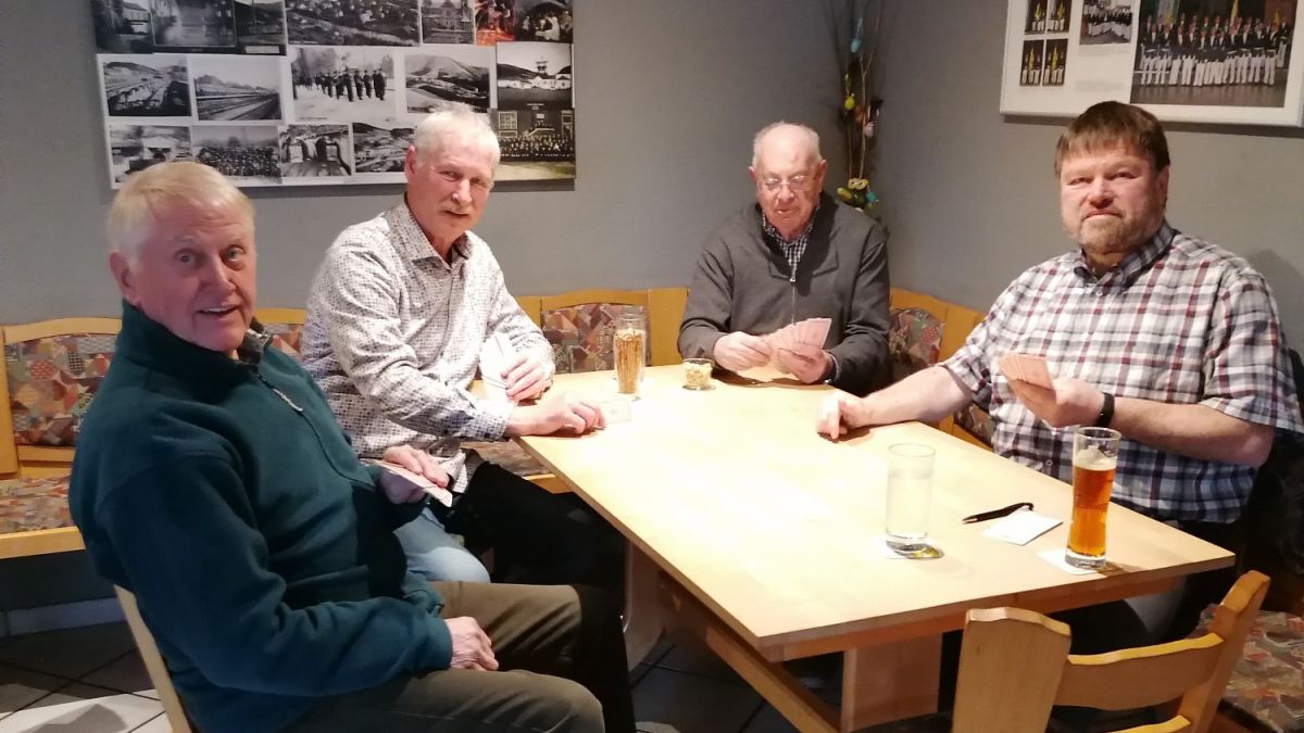 Michael Beckmann (rechts) und die anderen Whistfreunde suchen dringend neue Mitstreiter. von privat