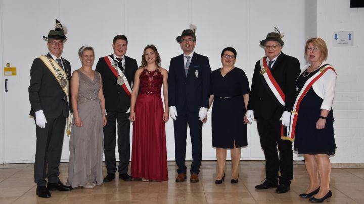 Die amtierenden Majestäten in Wenden (von rechts): Königspaar Matthias und Stephanie Böhler,...