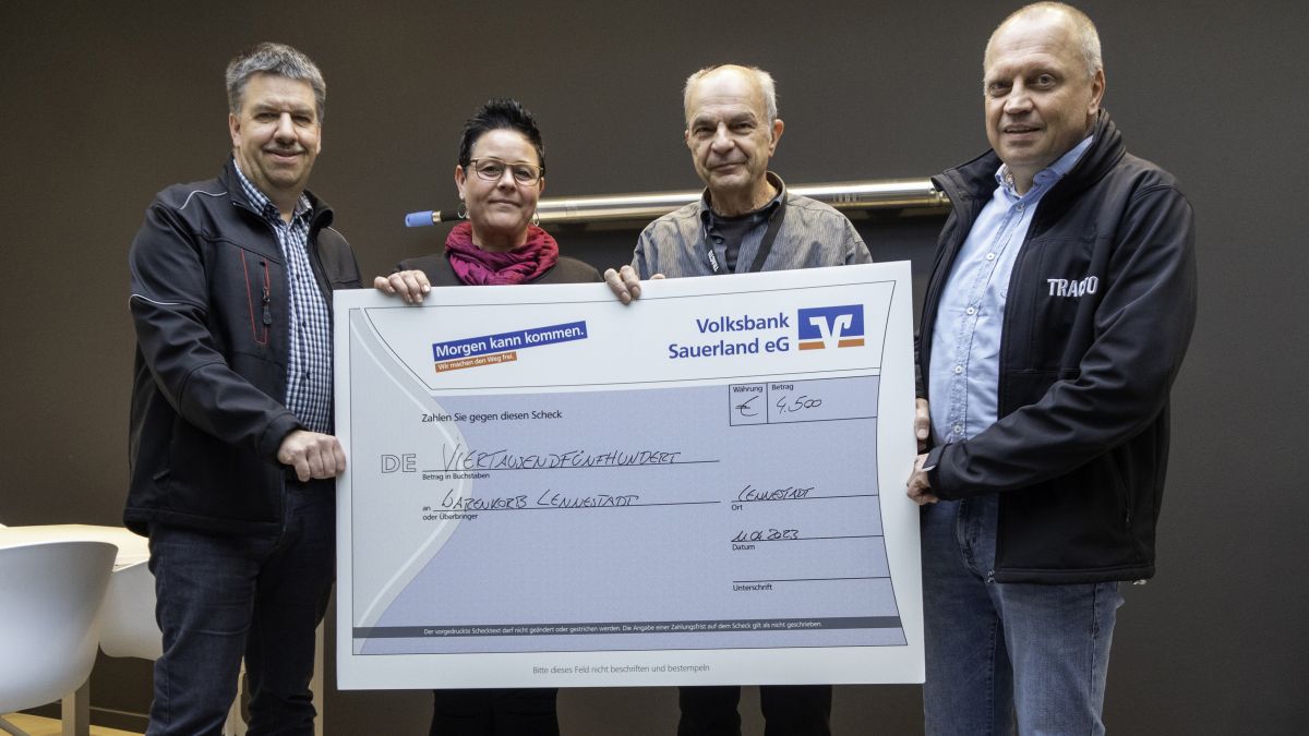 Stellvertretend für alle ehrenamtlichen Mitarbeiter des Warenkorb Altenhundem nahm Jochen Dolle (2.v.r.) den Spendenscheck von TRACTO entgegen. Mit ihm freuen sich CTO Meinolf Rameil sowie Astrid Börger und Andreas Riekes vom Betriebsrat (v.l.). von privat