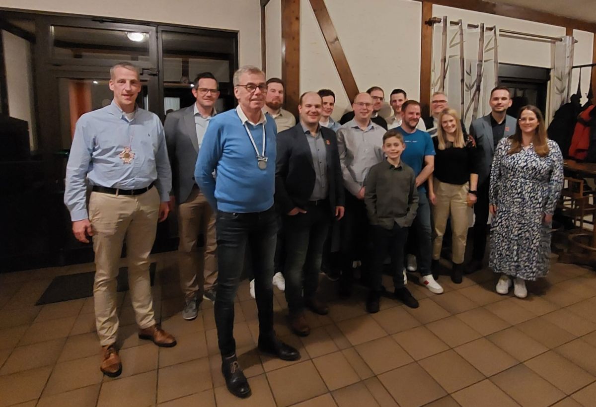 Neu- und wiedergewählte Elferratsmitglieder, Kinderprinz Julius Buchmann, Prinz Patrick Schulte, Jubelprinzen und das neue Ehrenmitglied Michael Hüppe. von privat