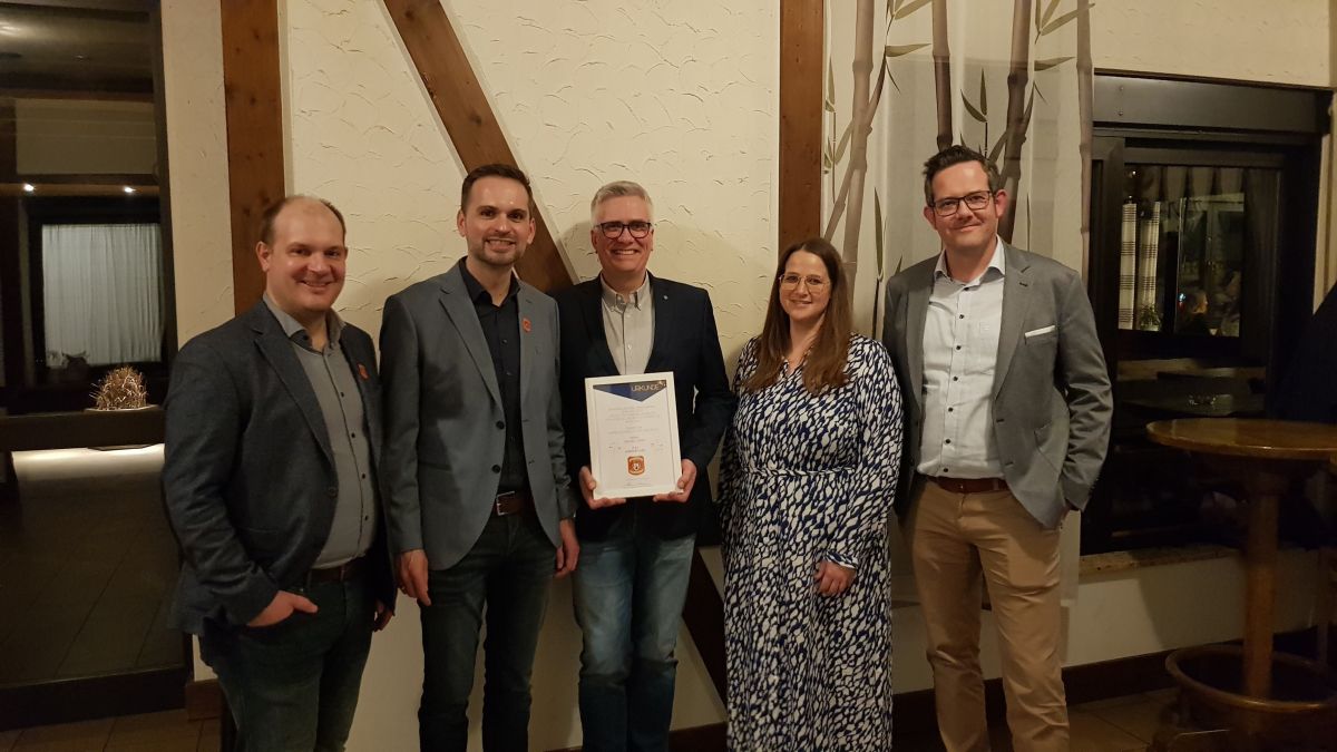 Der Vorstand der KG Heggen mit dem ausgeschiedenen Vizepräsidenten Michael Hüppe (mitte). von privat