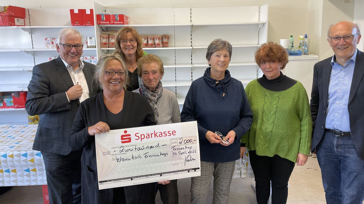 Josef Wurm (l.) und Dietmar Heß (r.) überreichen die Spende des DRK Finnentrop an das Team des Warenkorbs. von privat