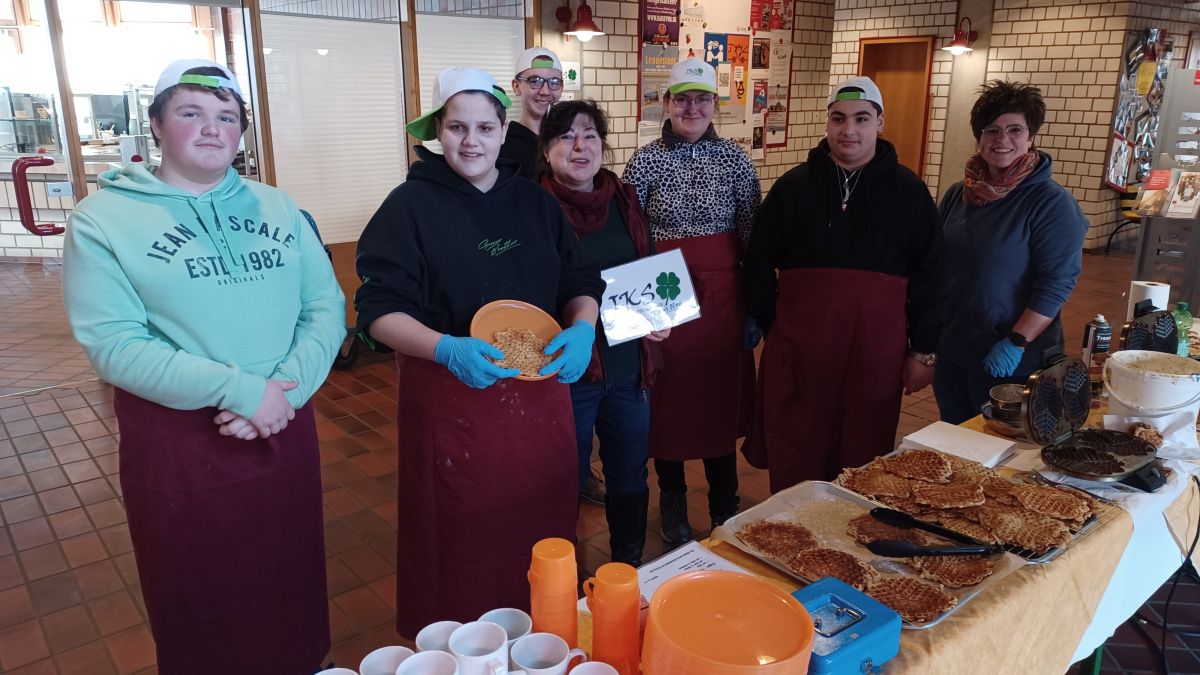 Schüler der Janusz-Korczak-Schule bieten wieder Waffeln im Rathaus an. von Stadt Lennestadt