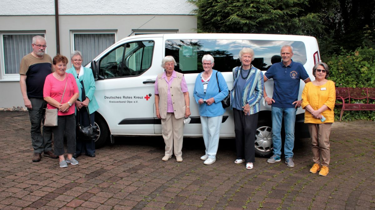 Fahrer Heinrich Maiworm (links) und Karin Blumentrath vom Mehrgenerationenhaus (rechts) mit einigen Fahrgästen des Olper Friedhofsmobils. von Wolfgang Schneider
