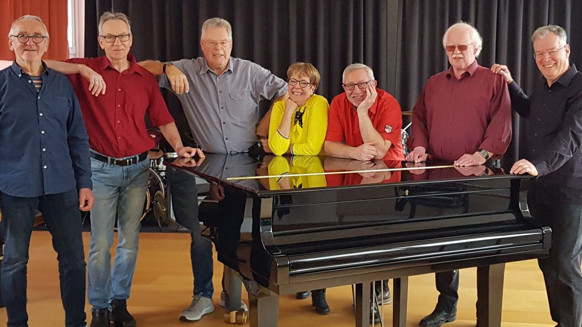 Die Oldie-Coverband „60+“ gibt ein Konzert im KulturBahnhof Grevenbrück. von Band „60+“