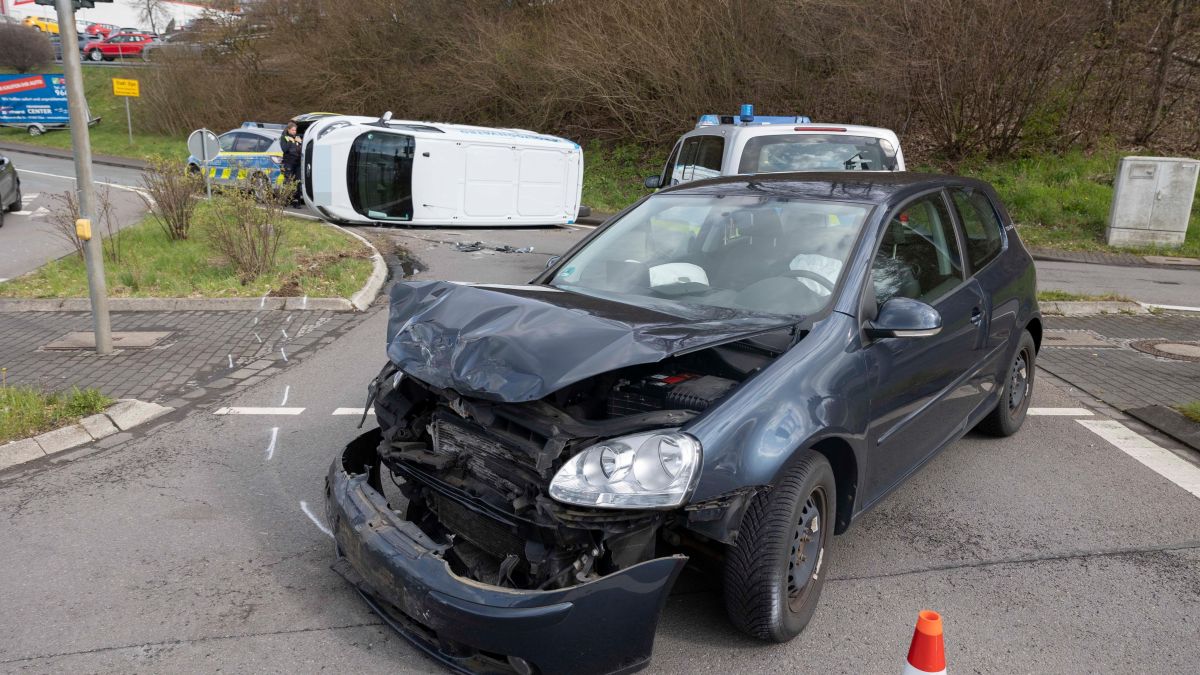Auf der Kreuzung L 512/Raiffeisenstraße bei Saßmicke kam es zu einem Zusammenstoß zweier Autos. Ein Transporter kippte dabei auf die Fahrerseite. von Kai Osthoff
