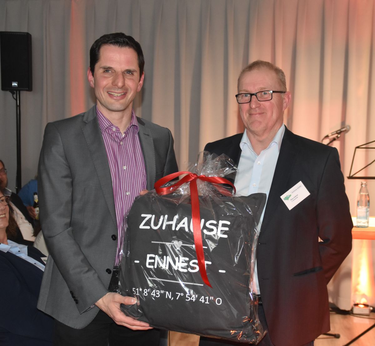 Das Ruhekissen, das Klaus Gabriel (r.) an Bürgermeister Christian Pospischil überreichte, ist nicht wörtlich zu nehmen. von privat