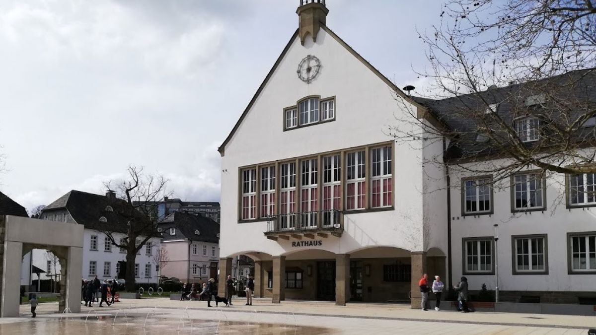 Das Attendorner Rathaus. von Adam Fox