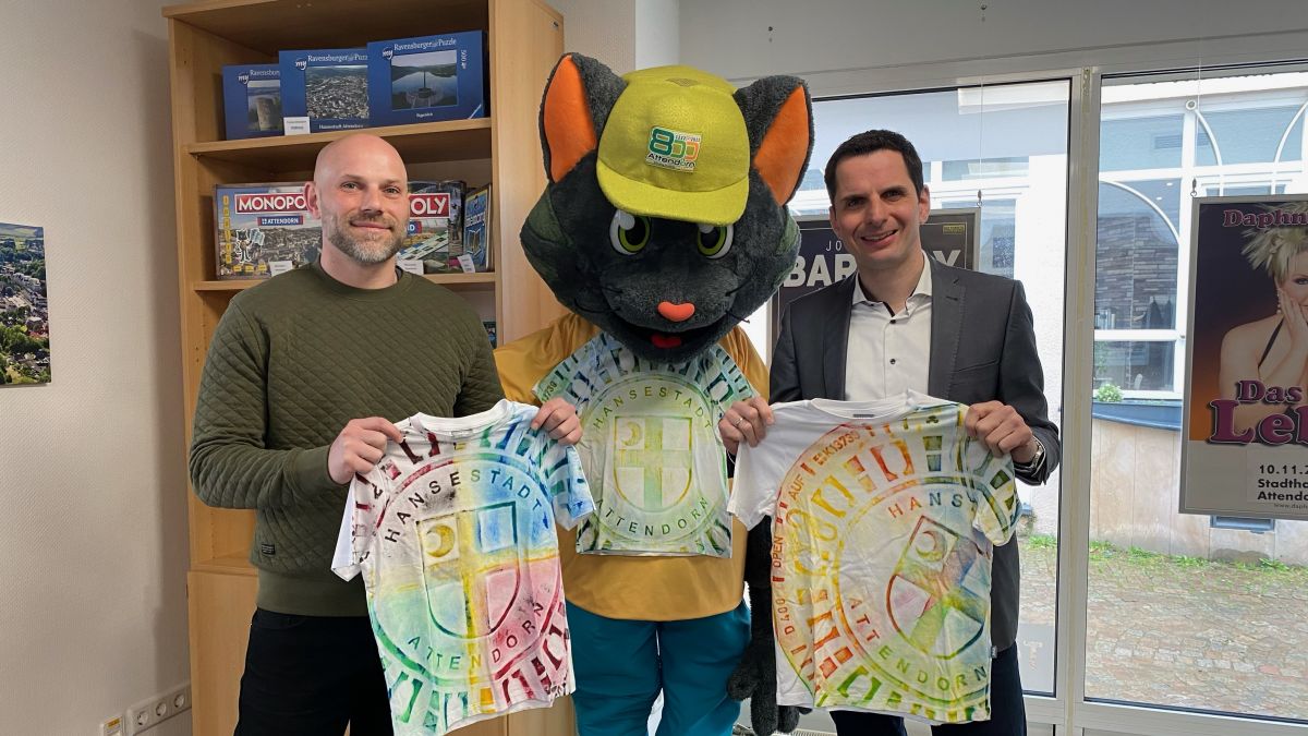 Bürgermeister Christian Pospischil und Christian Waldau präsentieren die Shirts. von privat