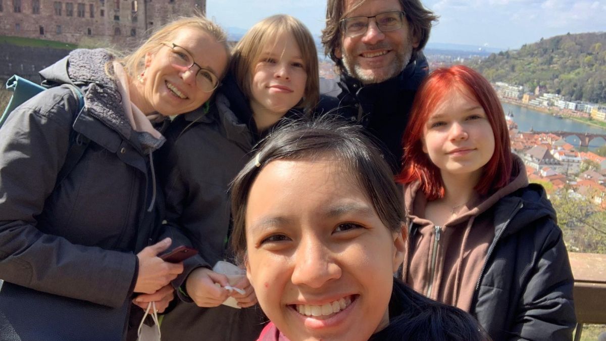 Eine Familie mit Gastkind auf einem Ausflug. von AFS Interkulturelle Begegnungen