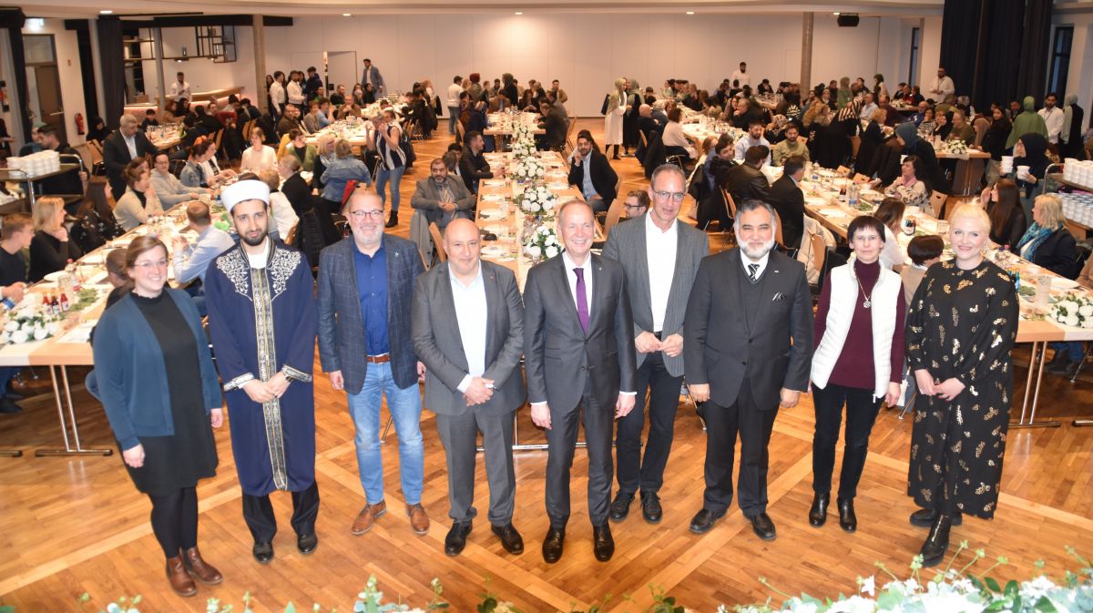 Der Vorsitzende der Moscheegemeinde Finnentrop Ramazan Olmaz (4.v.l.) mit den Ehrengästen. von Nicole Voss
