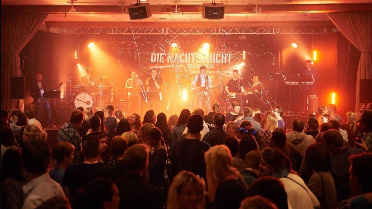 „Die Nachtschicht“ spielt beim Soundcheck 8.0 in der Schützenhalle Ennest. von Gerrit Cramer
