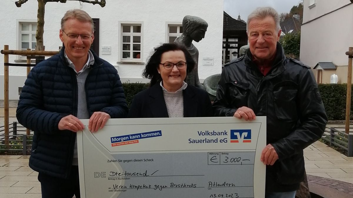 Dr. Susanne Kost nimmt den symbolischen Scheck von Präsident Martin Diller (r.) und seinem Stellvertreter Klaus Hesener entgegen. von privat