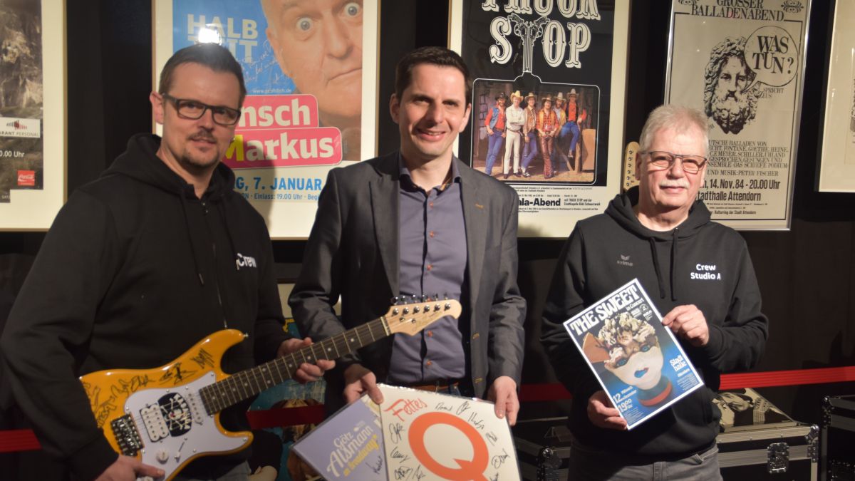 Kulturamtsleiter Frank Burghaus, Bürgermeister Christian Pospischil und Rainer Müller vor den Plakaten der Künstler. von Nicole Voss