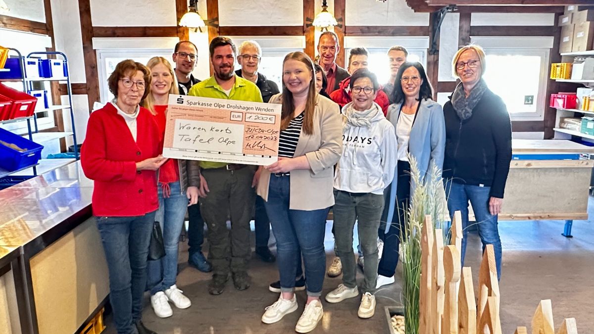 Die Junge Union und die CDU Olpe spendeten an den Warenkorb. von privat