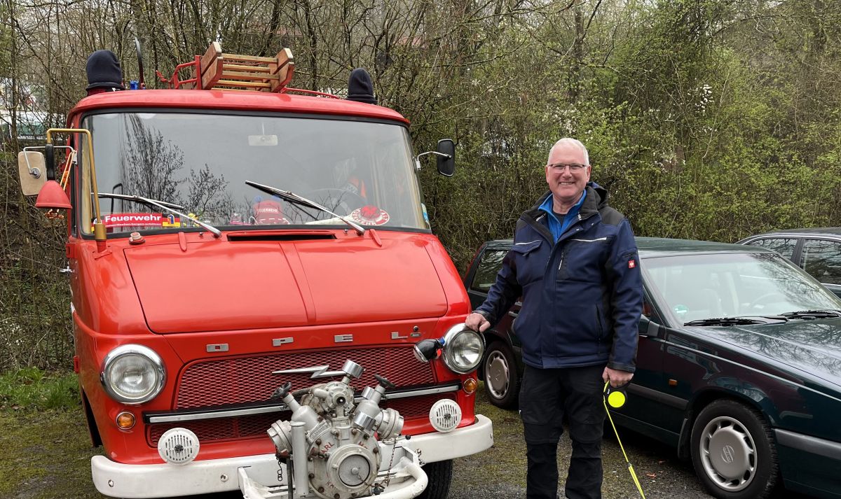 Heinz Kann aus Windeck beim Oldtimertreffen in Elspe. von Catriona Rath