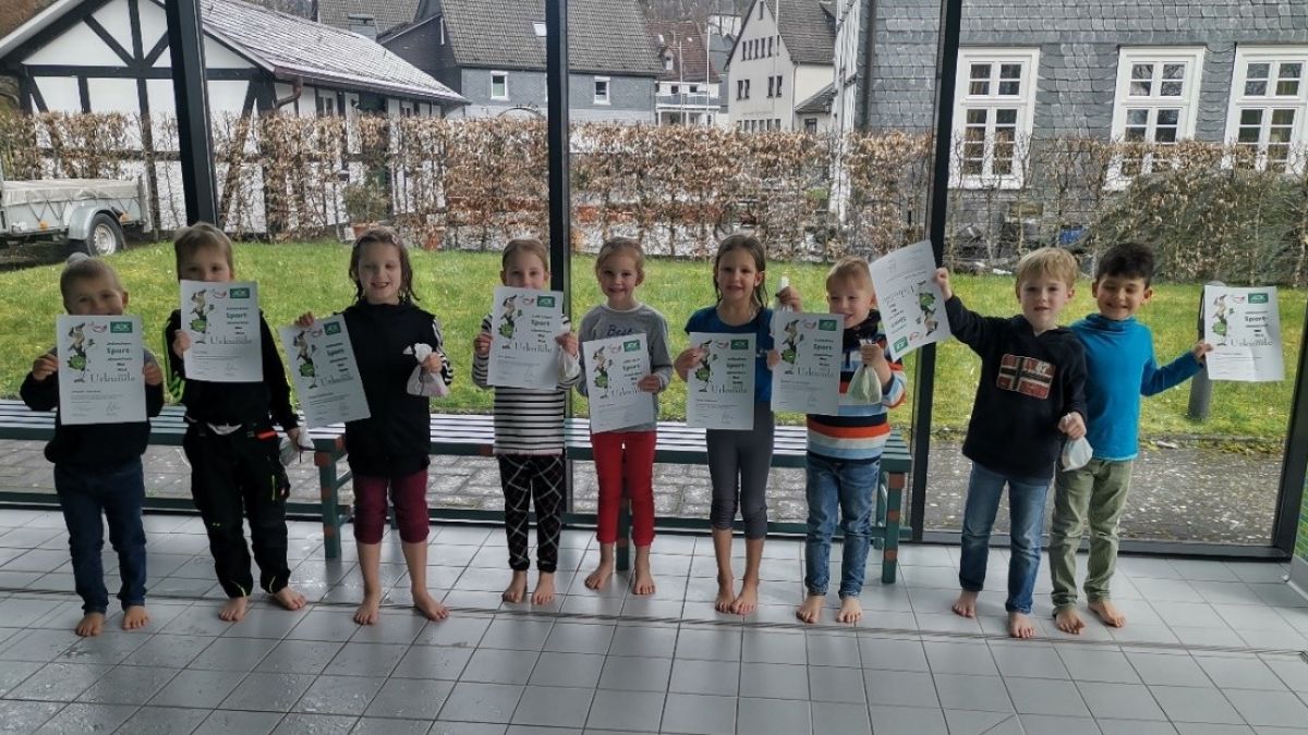 Die Vorschulkinder des Kindergartens „Kleine Strolche“ Brachthausen haben jetzt erfolgreich am Sportabzeichen „Wasser-Jolinchen“ teilgenommen. von privat